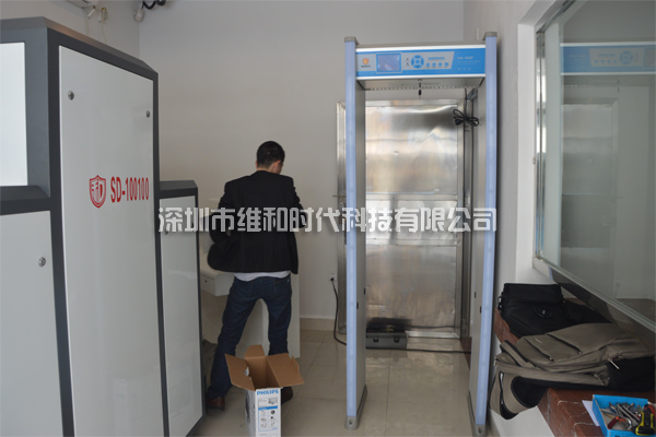 X光安檢機與液晶屏安檢門(mén)配套使用效果圖