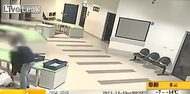 波蘭機場(chǎng)安檢門(mén)檢測員快速接住墜落嬰兒[圖]