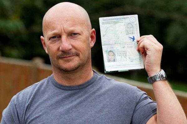 英國光頭男子拿錯護照順利通過(guò)機場(chǎng)安檢門(mén)通道登機[圖]