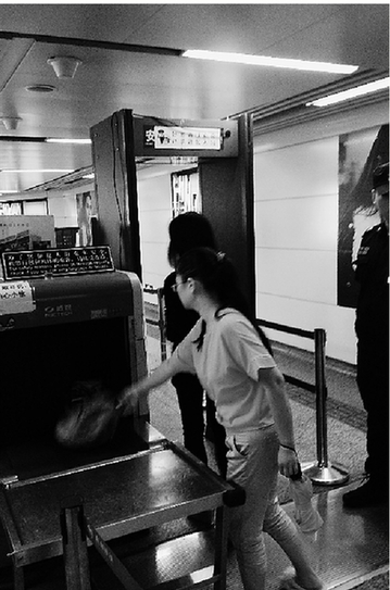 夏天小偷頻出沒(méi)，地鐵站裝上安檢門(mén)