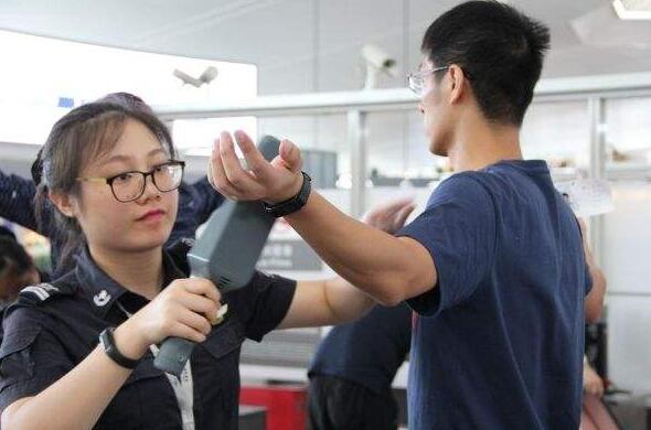 堅守空防安全，安檢門(mén)通道工作忙！