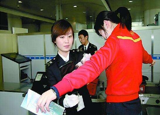 深圳安檢門(mén)廠(chǎng)家：機場(chǎng)安檢攔下安全錘！